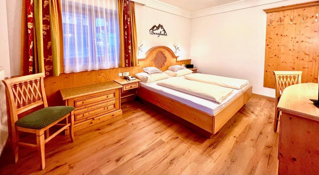 Postel nebo postele na pokoji v ubytování Gasthof Bacher