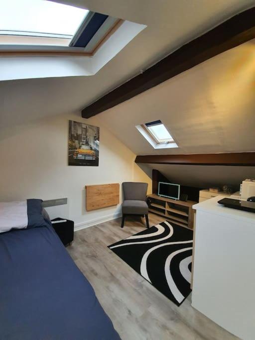 une chambre avec un lit, un bureau et une chaise dans l'établissement Limoges studio proche pôle santé, à Limoges