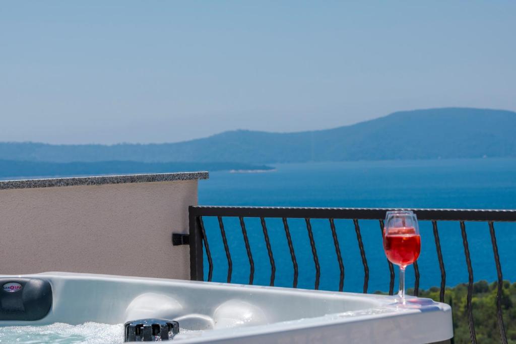 un bicchiere di vino seduto sopra una vasca da bagno di Villa Dundo Marijo a Kručica