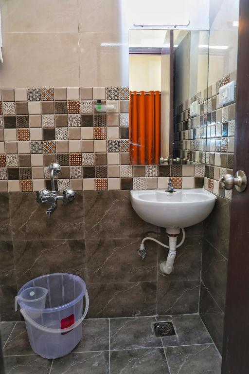 Koupelna v ubytování JN Residency Perungudi