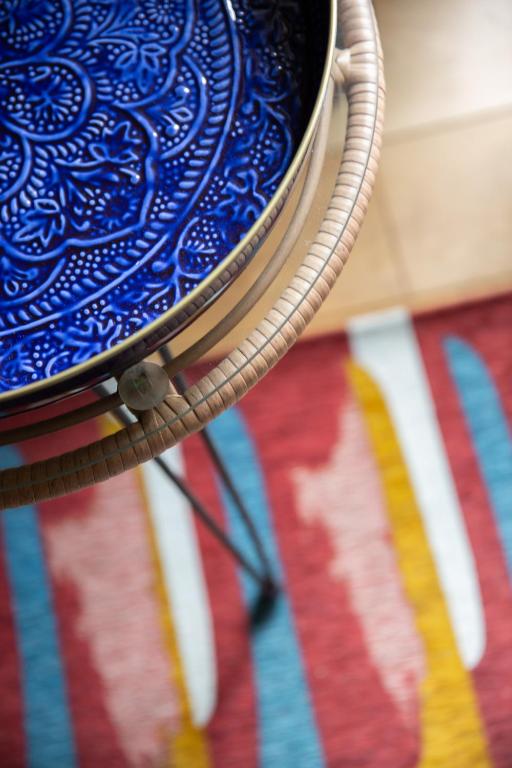 un bol bleu posé sur une table sur un tapis dans l'établissement Charmante petite maison de pays à 200 m du Golfe, à Sarzeau