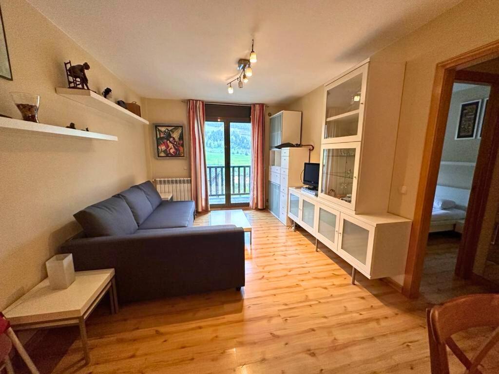 a living room with a couch and a table at Julia, el Tarter, zona Grandvalira in El Tarter