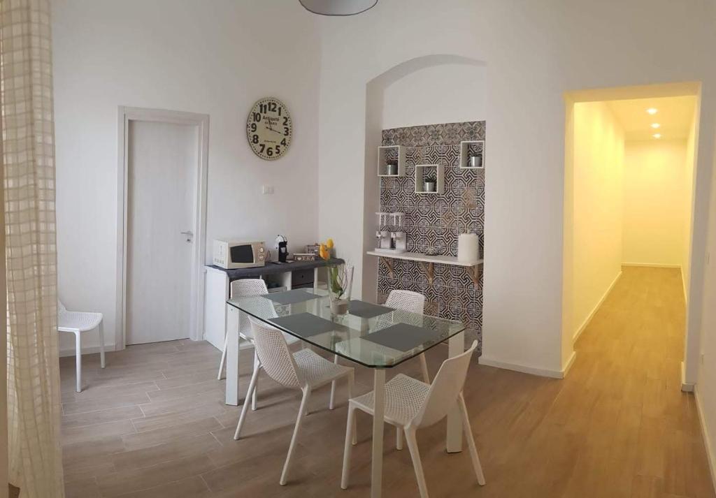 O bucătărie sau chicinetă la Dietro il massimo