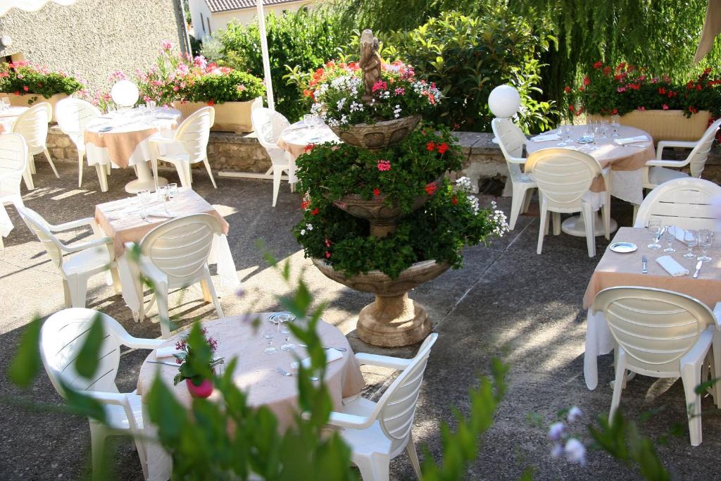 Zahrada ubytování Logis Hôtel Restaurant Les Géraniums