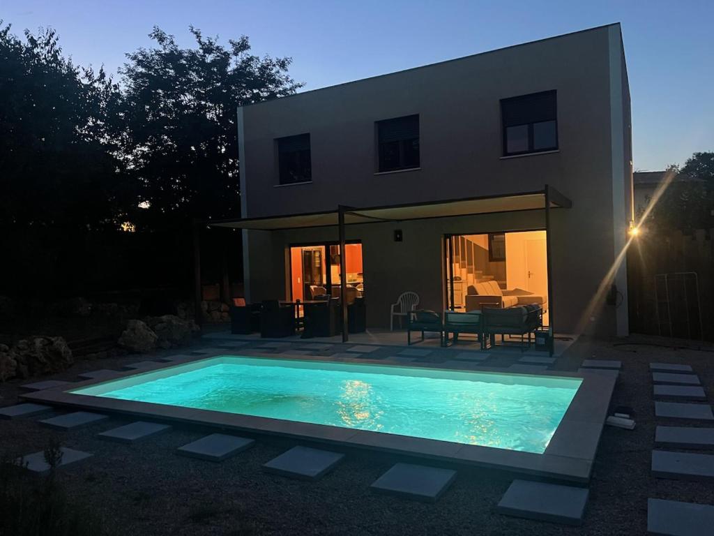 une piscine devant une maison dans l'établissement Villa ALCAT, aux Arcs-sur-Argens