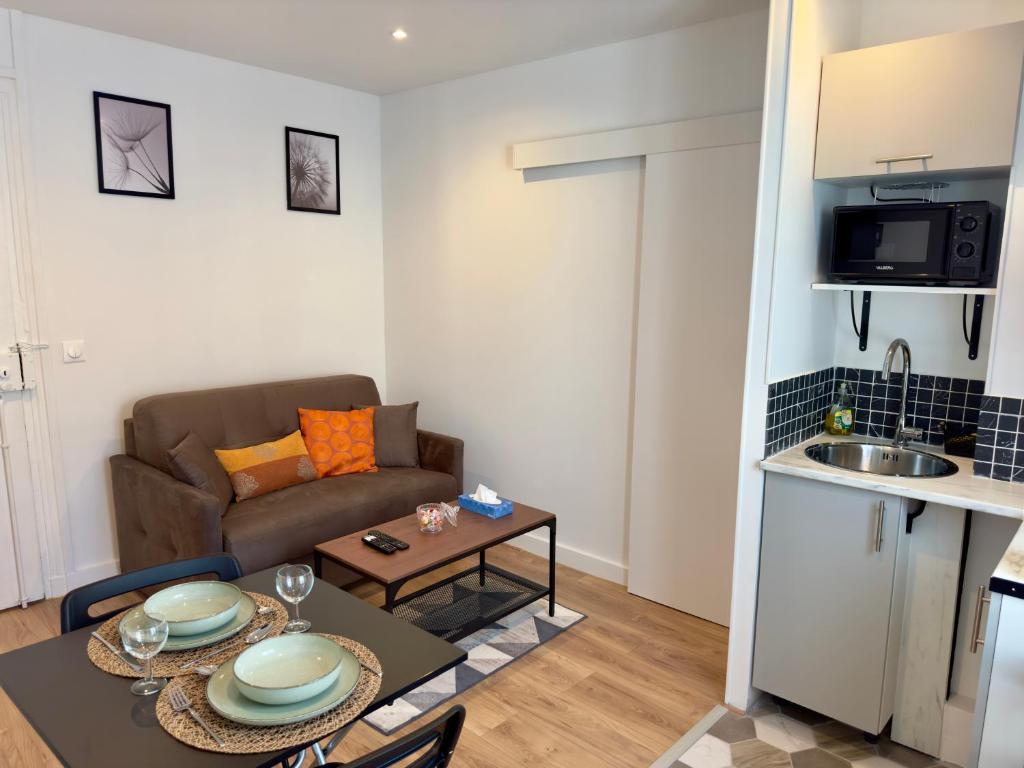 un salon avec un canapé et une table dans l'établissement Superb and Elegant Apartment in Paris' Heart, à Paris