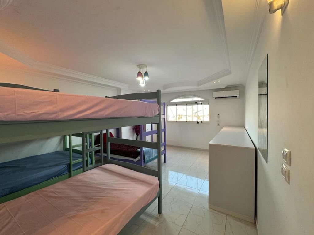 Postel nebo postele na pokoji v ubytování Cairo Pyramids View Hostel & Apartment
