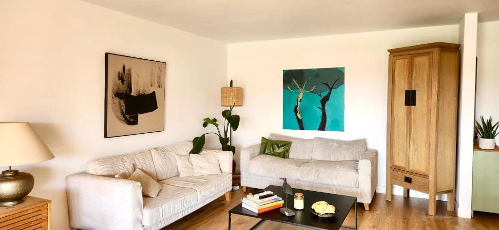 un salon avec un canapé blanc et une table dans l'établissement Bel appartement saint raphael, à Saint-Raphaël