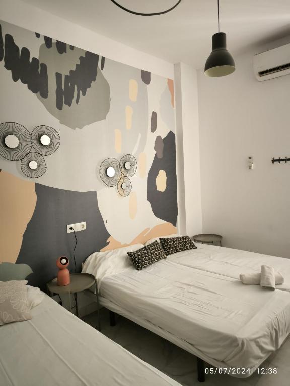 Postel nebo postele na pokoji v ubytování Feel Hostels Soho Malaga