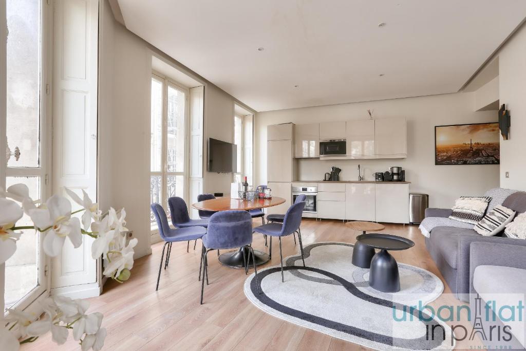 un salon avec un canapé, une table et des chaises dans l'établissement 60-LUXURY PARISIAN HOME SEBASTOPOL (2DG), à Paris