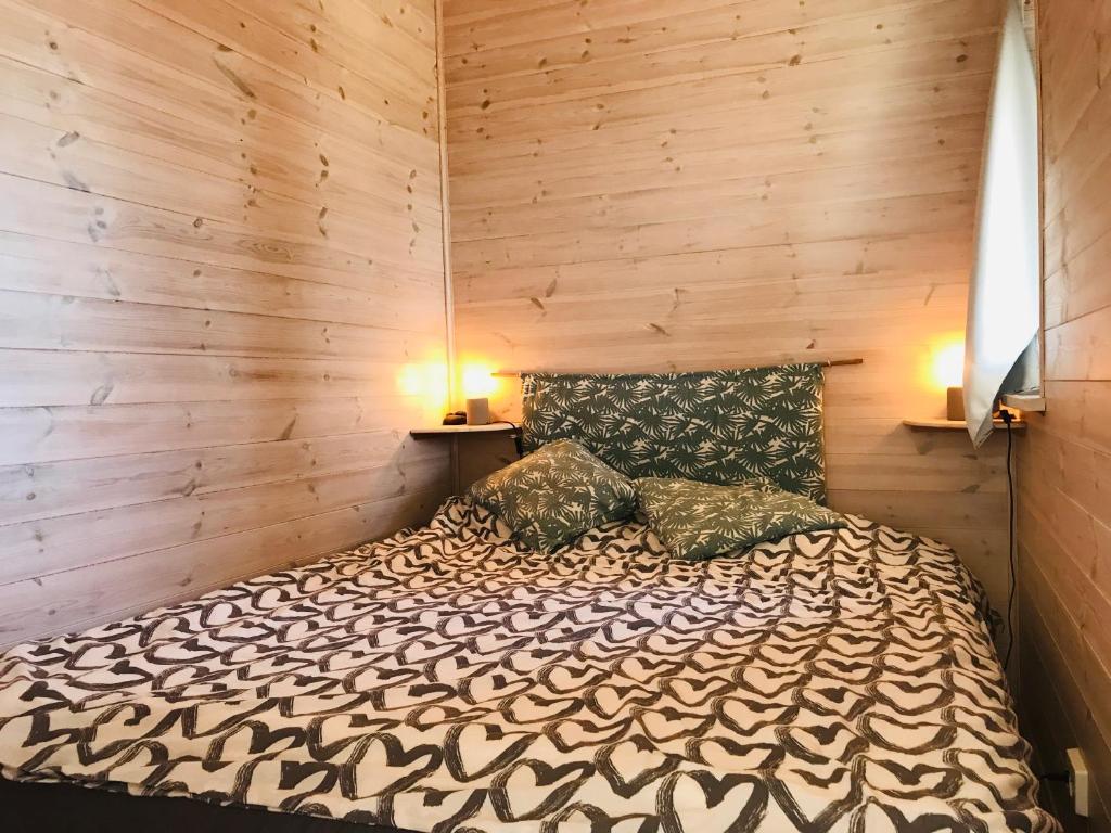 Postel nebo postele na pokoji v ubytování Romantic beach cottage