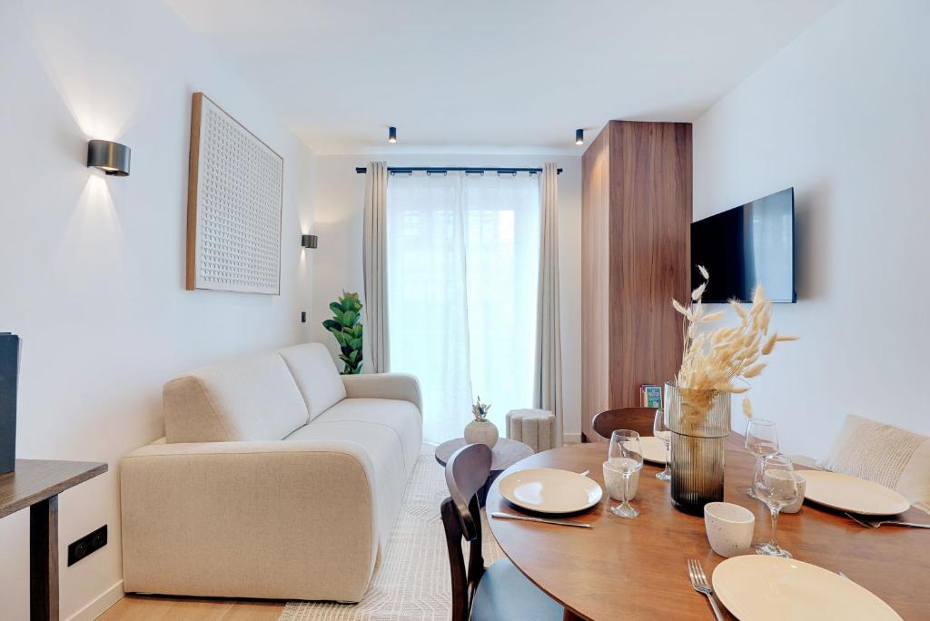 un salon avec une table et un canapé dans l'établissement Luxurious apartment - 2BR-6P - Palais Opéra, à Paris