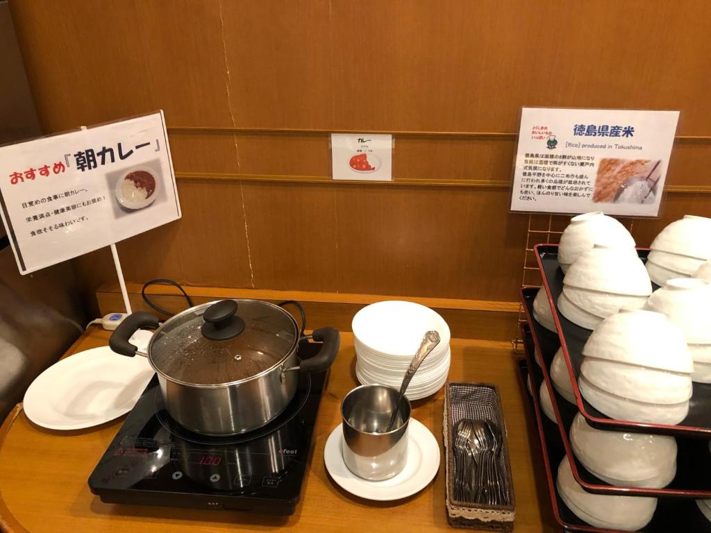 Příslušenství pro přípravu čaje a kávy v ubytování Smile Hotel Tokushima