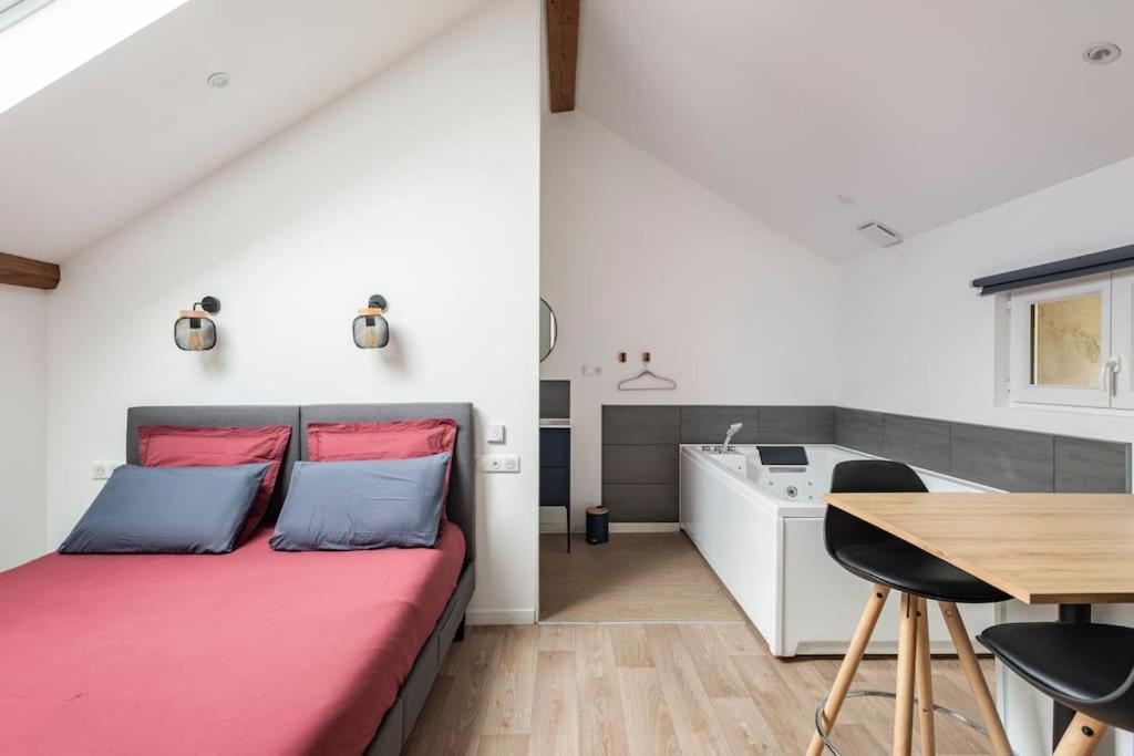 Cette chambre comprend un lit, une table et une cuisine. dans l'établissement Grange Caliana, à La Vineuse