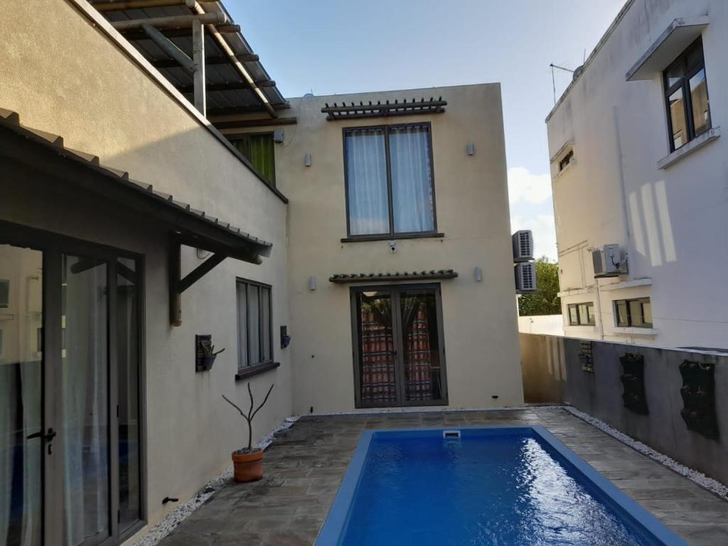 特里奥莱村Citrus Villa的一座房子庭院中的游泳池