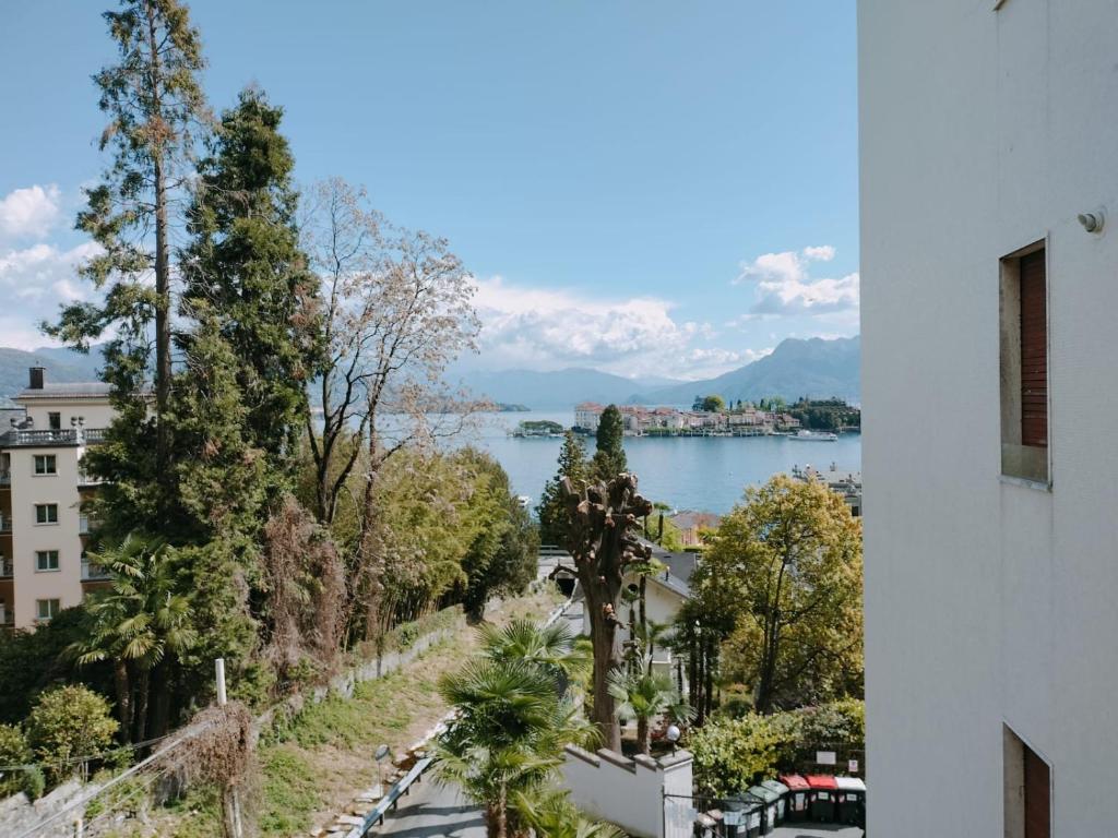 a view of the water from a building at Del Rampolino Arancio in Stresa