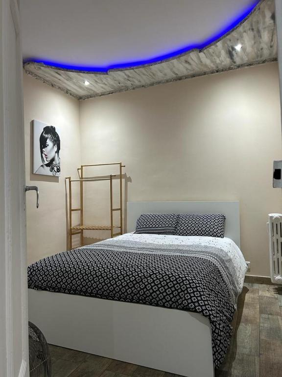 une chambre avec un lit avec un plafond bleu dans l'établissement 50m de la plage des catalans, à Marseille