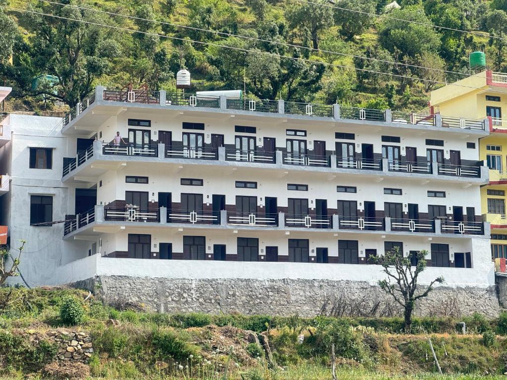 BarkotHotel Rest and Bite的侧面有阳台的大楼