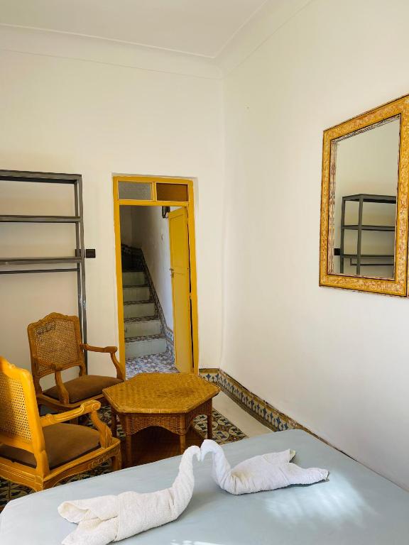 Postel nebo postele na pokoji v ubytování The Madrassa Hostel