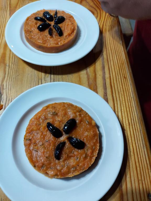 two plates of food on top of a table at Tigmi Bulbul in Id AÃ¯ssa