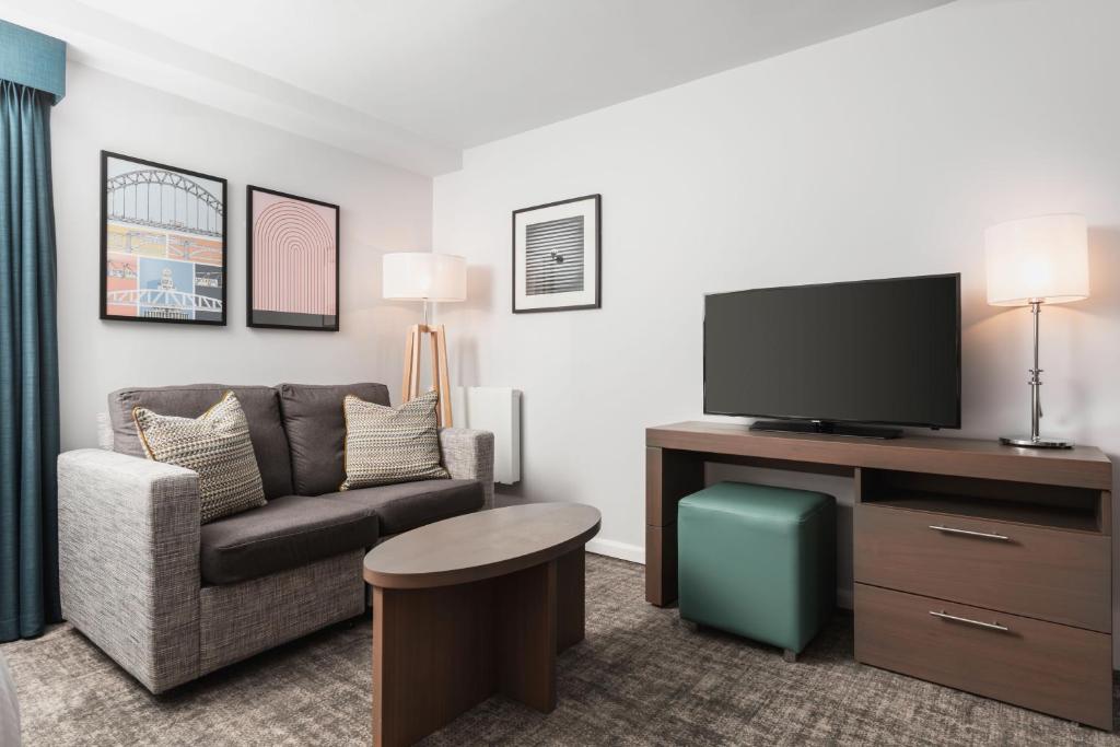 TV a/nebo společenská místnost v ubytování Staybridge Suites Newcastle by IHG