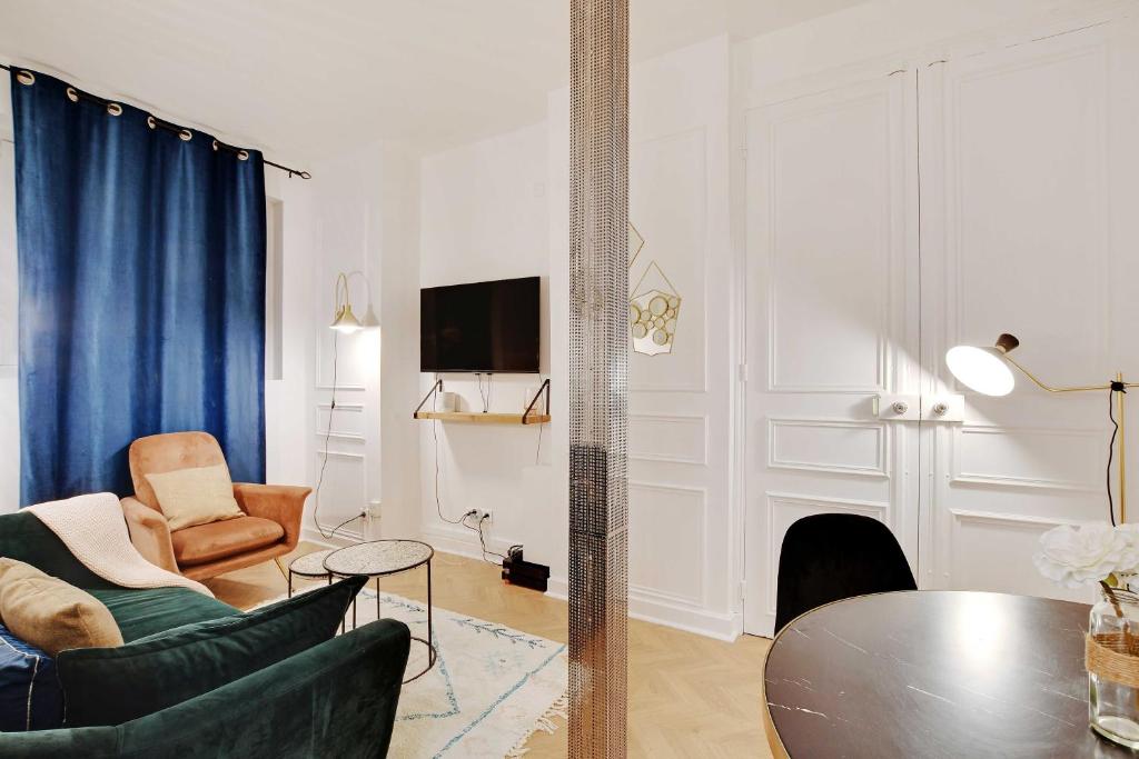 un salon avec un canapé et une table dans l'établissement Welcoming apartment - 2BR-4P - Arc de Triomphe, à Paris