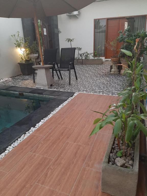 Pondok Giri 3 في جيمباران: فناء بأرضية خشبية وحمام سباحة