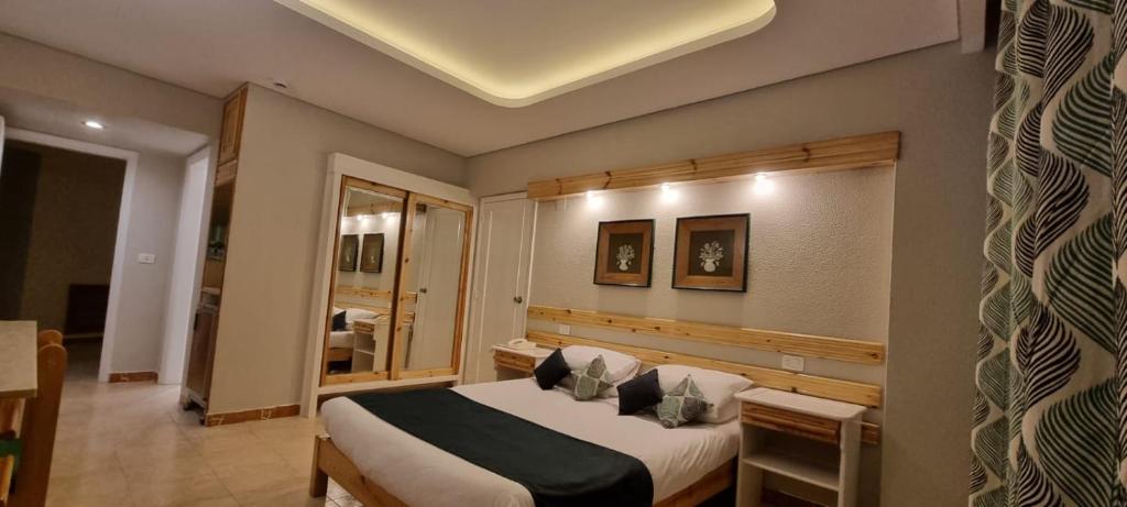Postel nebo postele na pokoji v ubytování Beau Site Hotel
