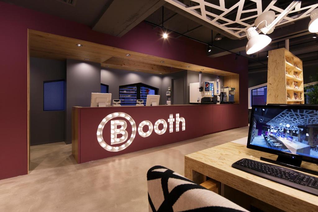 TV a/nebo společenská místnost v ubytování Booth Netcafe & Capsule