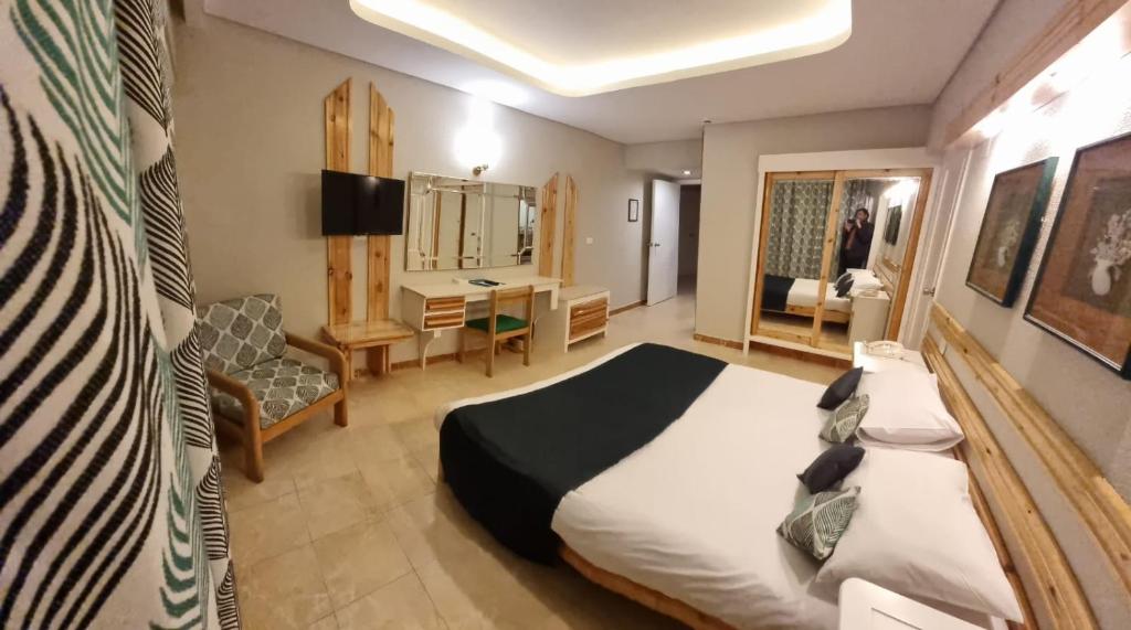 Postel nebo postele na pokoji v ubytování Beau Site Hotel