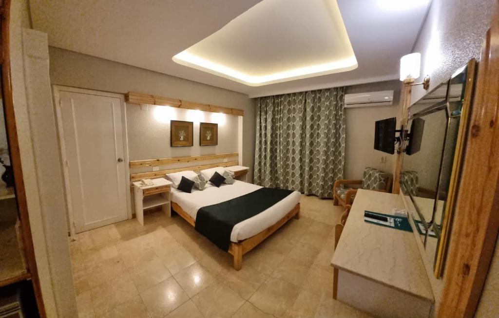 Postel nebo postele na pokoji v ubytování Beau Site Hotel