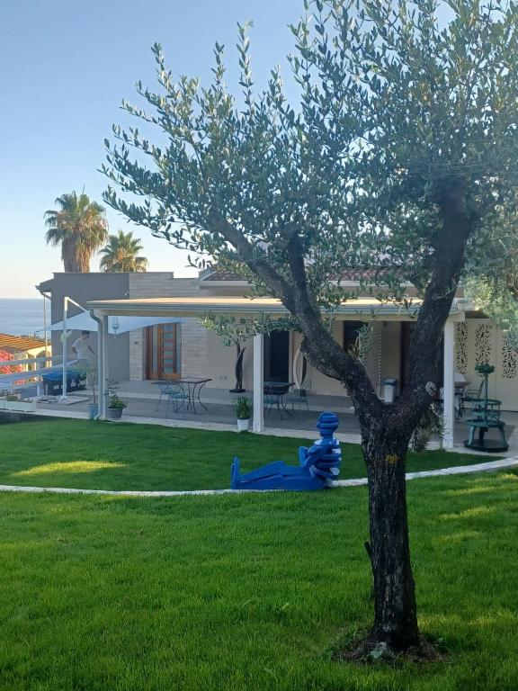 a house with a tree in the yard at ArteMare B&B in Diamante