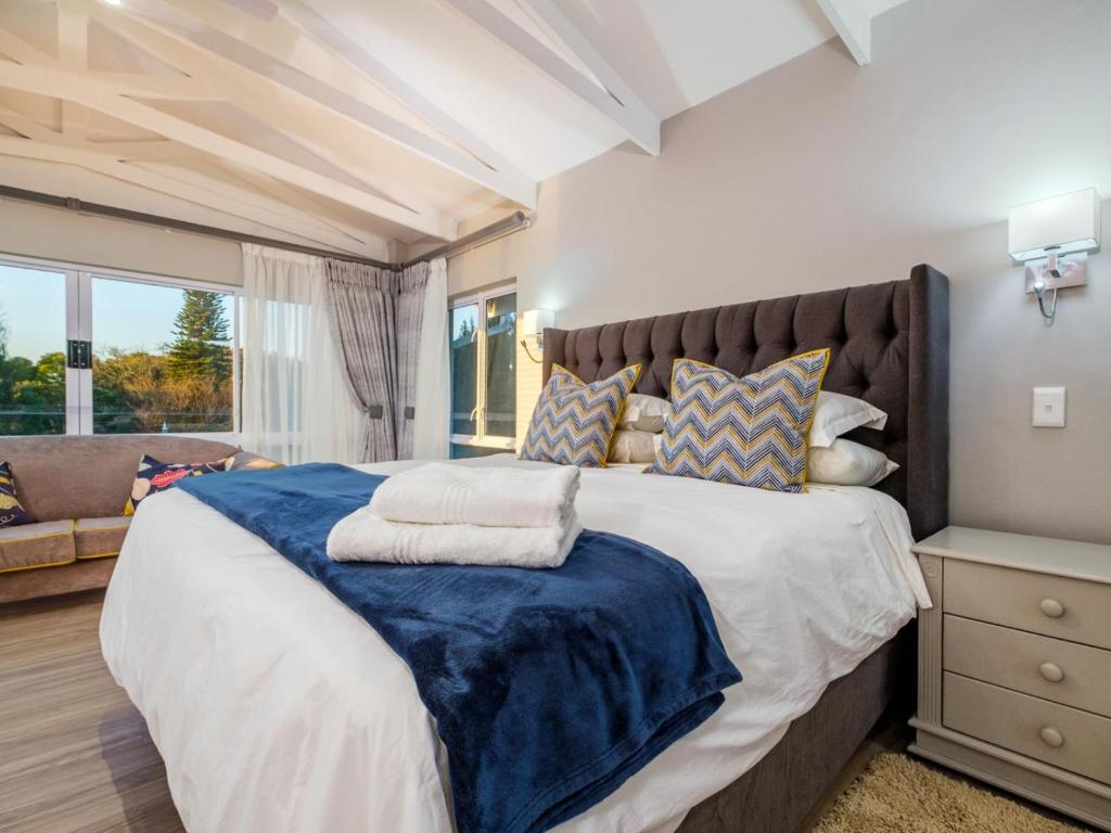 1 dormitorio con 1 cama grande con manta azul en 49-on-Cherry, en Johannesburgo