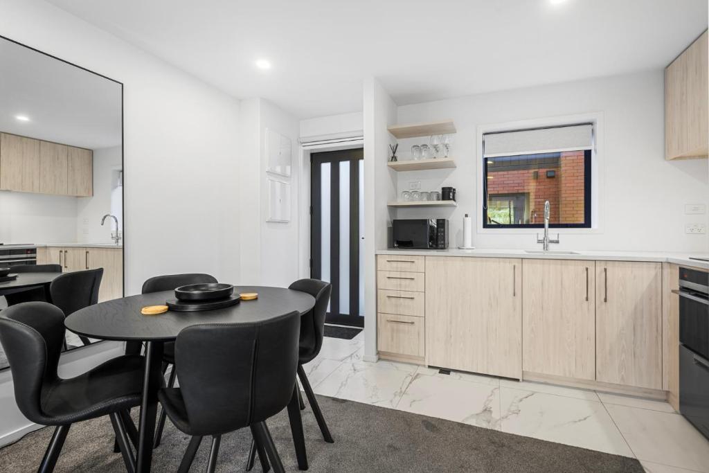 Stylish and Sleek City Stay - Resim 10