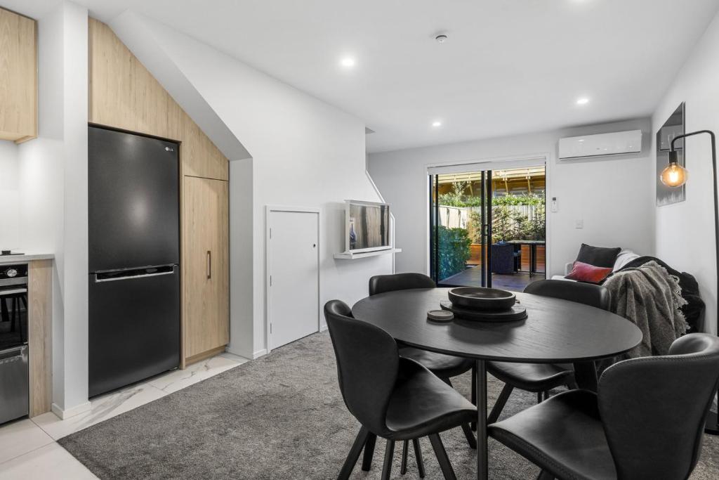 Stylish and Sleek City Stay - Resim 9