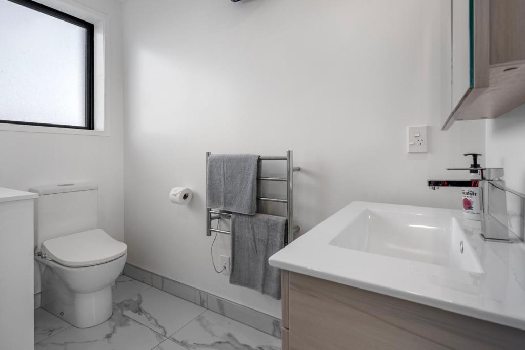 Stylish and Sleek City Stay - Resim 13