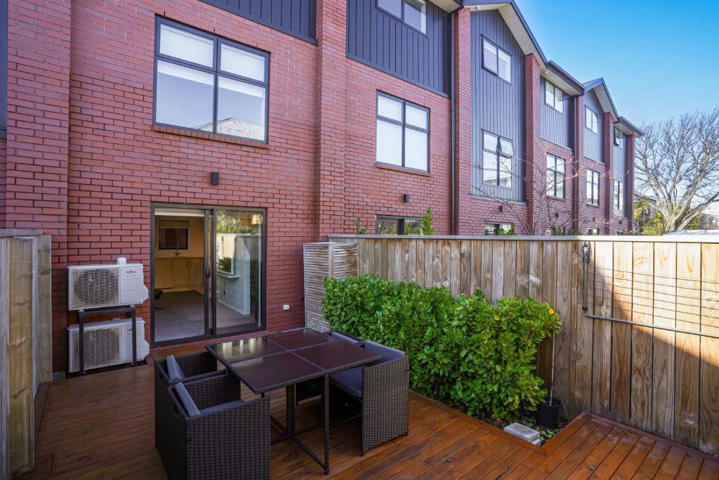 Stylish and Sleek City Stay - Resim 14