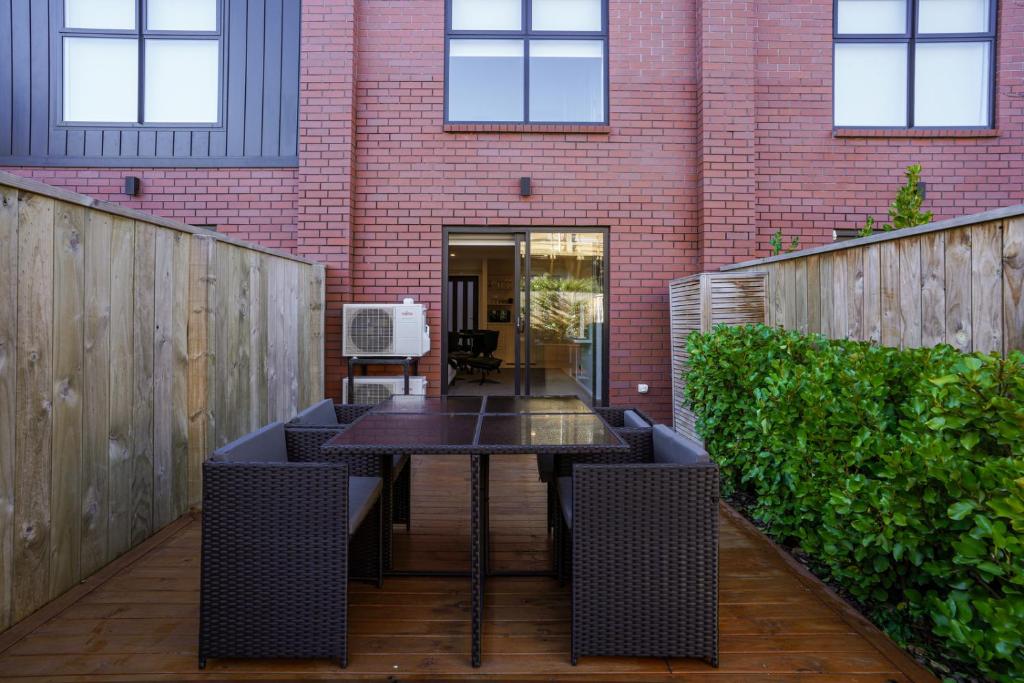 Stylish and Sleek City Stay - Resim 4