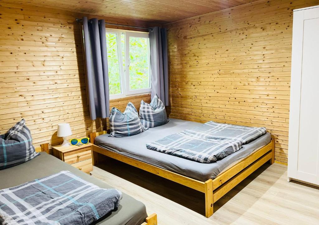 ein Schlafzimmer mit zwei Betten und einem Fenster in der Unterkunft Del sol in Pogorzelica