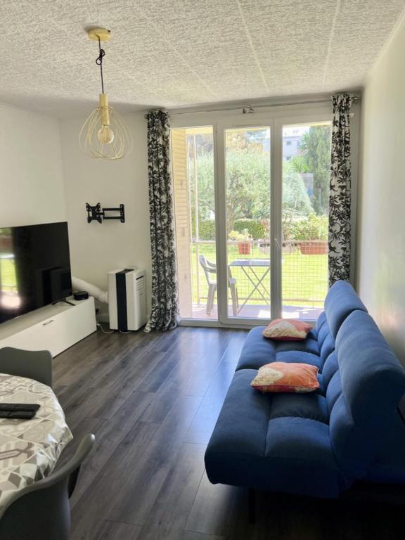 Nice Apartement 20 mins from the beach - Three-Bedroom Apartment