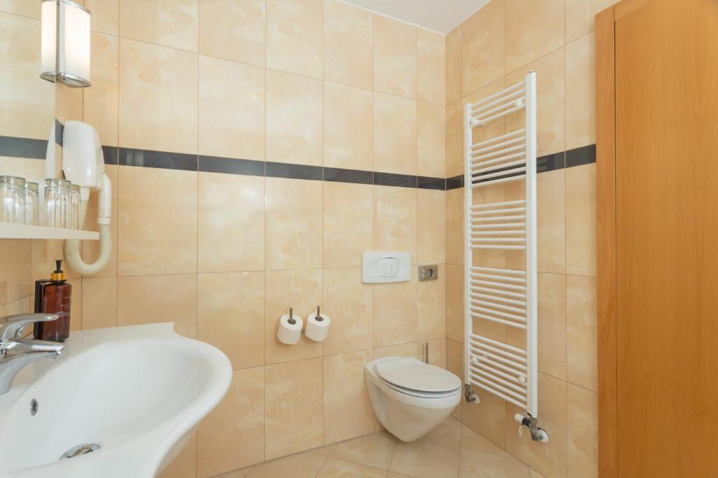 Koupelna v ubytování Family Hotel La Luna - All inclusive
