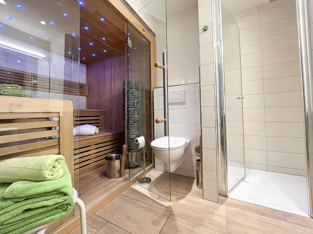 a bathroom with a shower and a toilet at ZUR STRANDPROMENADE Wellness-Appartement APPARTO Grömitz in Grömnitzerhagen