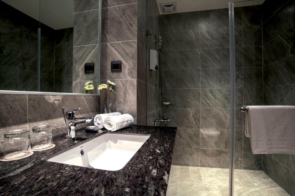 Koupelna v ubytování Platinum Hotel