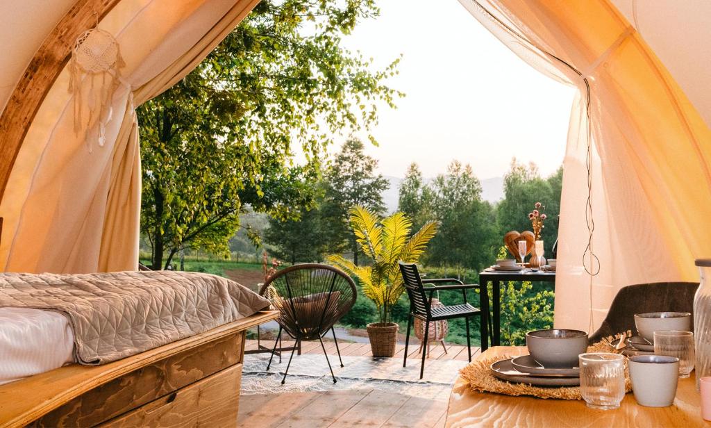 Balkón nebo terasa v ubytování ZENZONE Retreat Resort Rastoke Slunj Plitvice