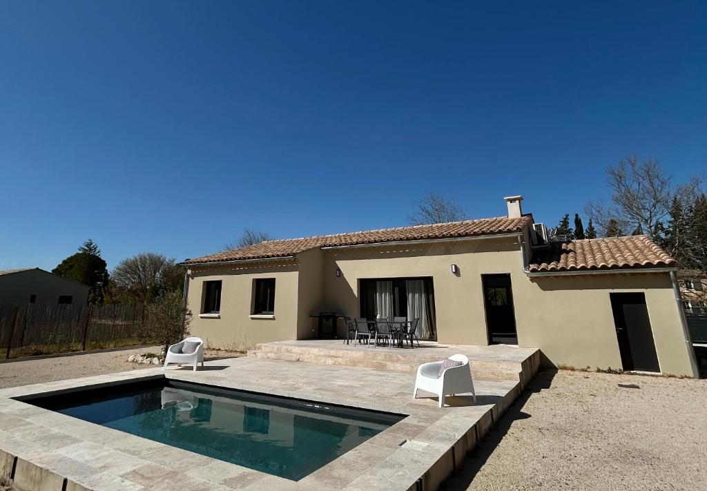 a house with a swimming pool in front of a house at Villa en Provence avec piscine in Mollégès