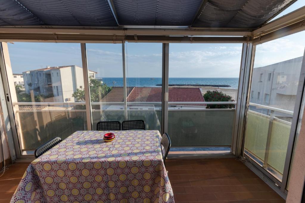 une salle à manger avec une table et une vue sur l'océan dans l'établissement appartement avec vue sur la mer, au Grau-dʼAgde