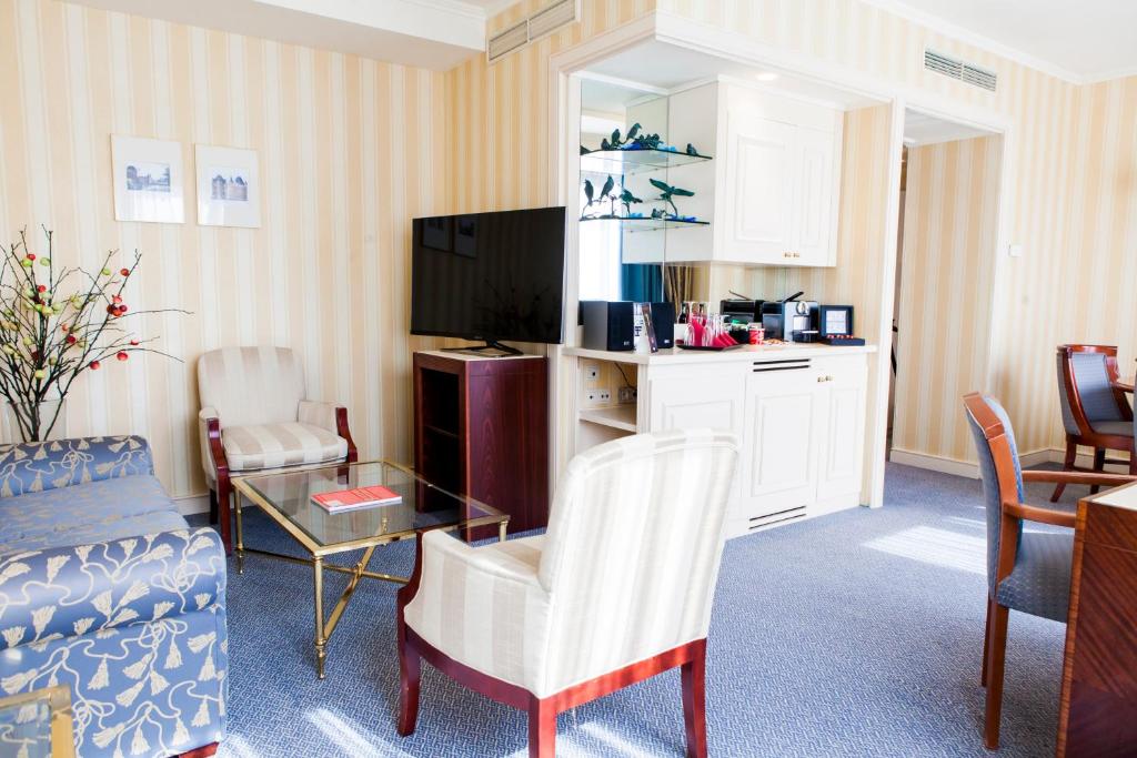 TV a/nebo společenská místnost v ubytování Hotel Le Châtelain