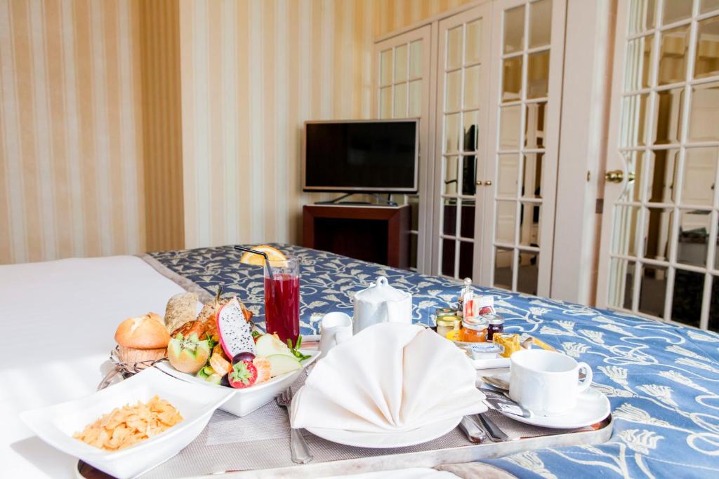 Postel nebo postele na pokoji v ubytování Hotel Le Châtelain