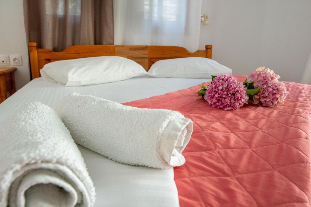 Postel nebo postele na pokoji v ubytování Paradeisos Rooms Pelion