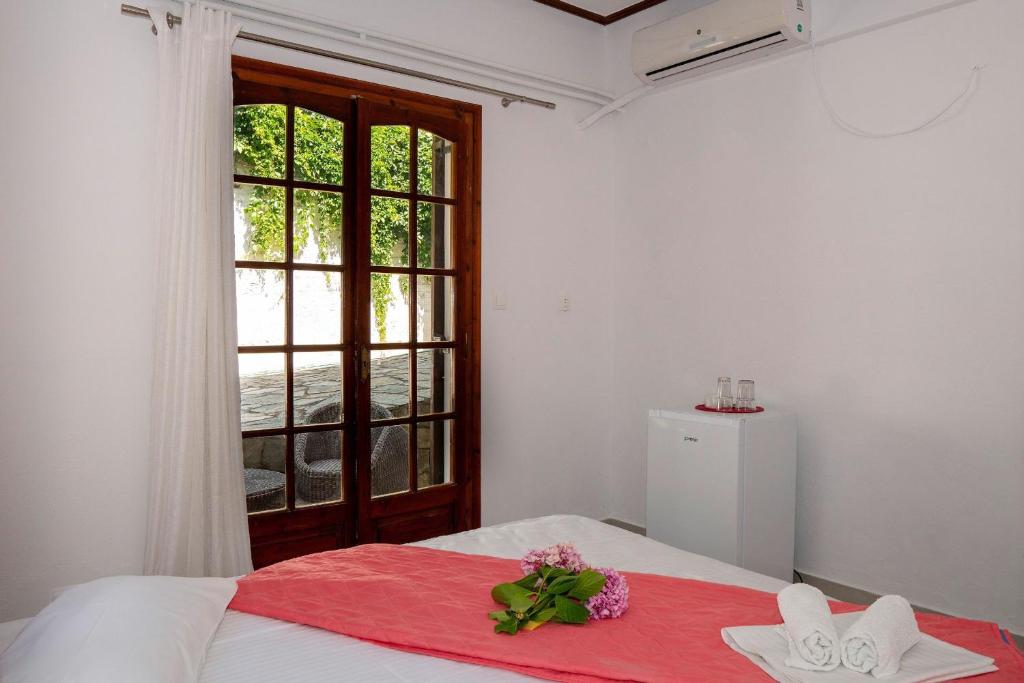 Postel nebo postele na pokoji v ubytování Paradeisos Rooms Pelion